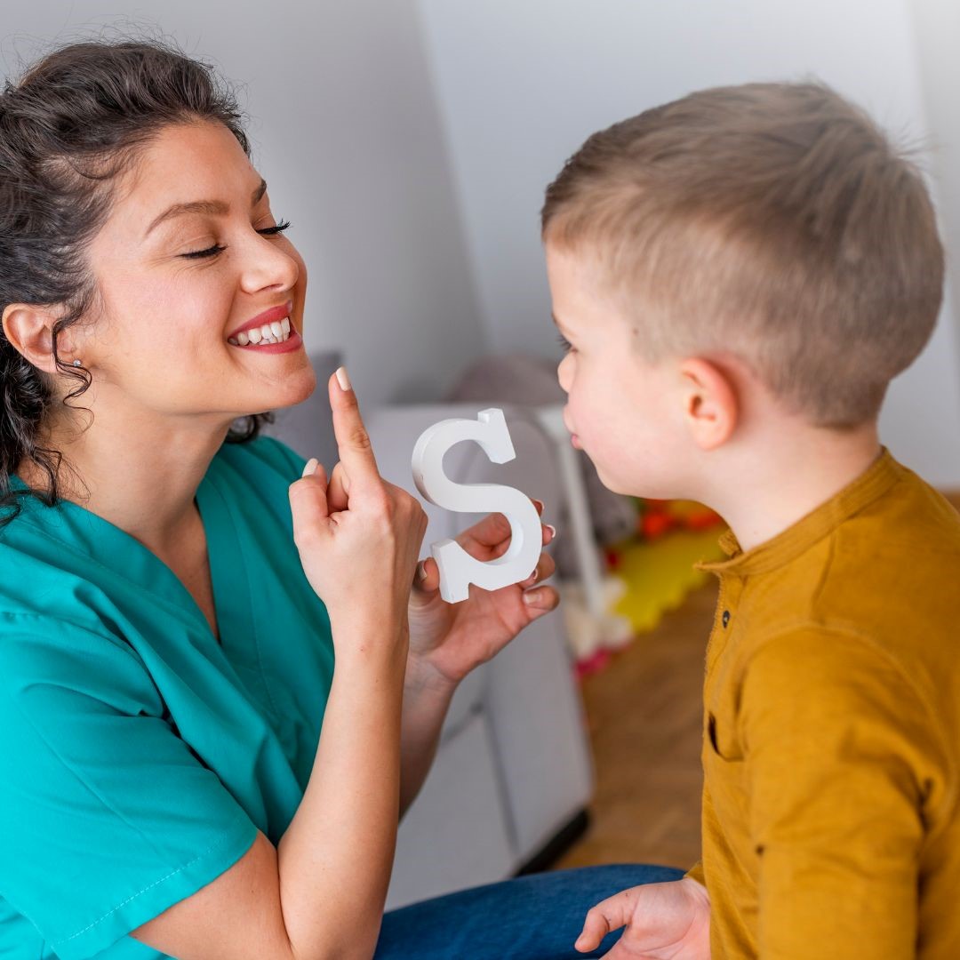 Niño y logopeda en sesión