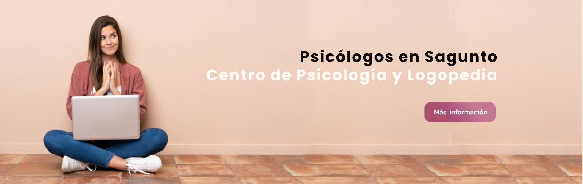 Psicóloga en su centro de psicología en Sagunto, sentada en el suelo de forma natural y con el ordenador portátil en sus manos