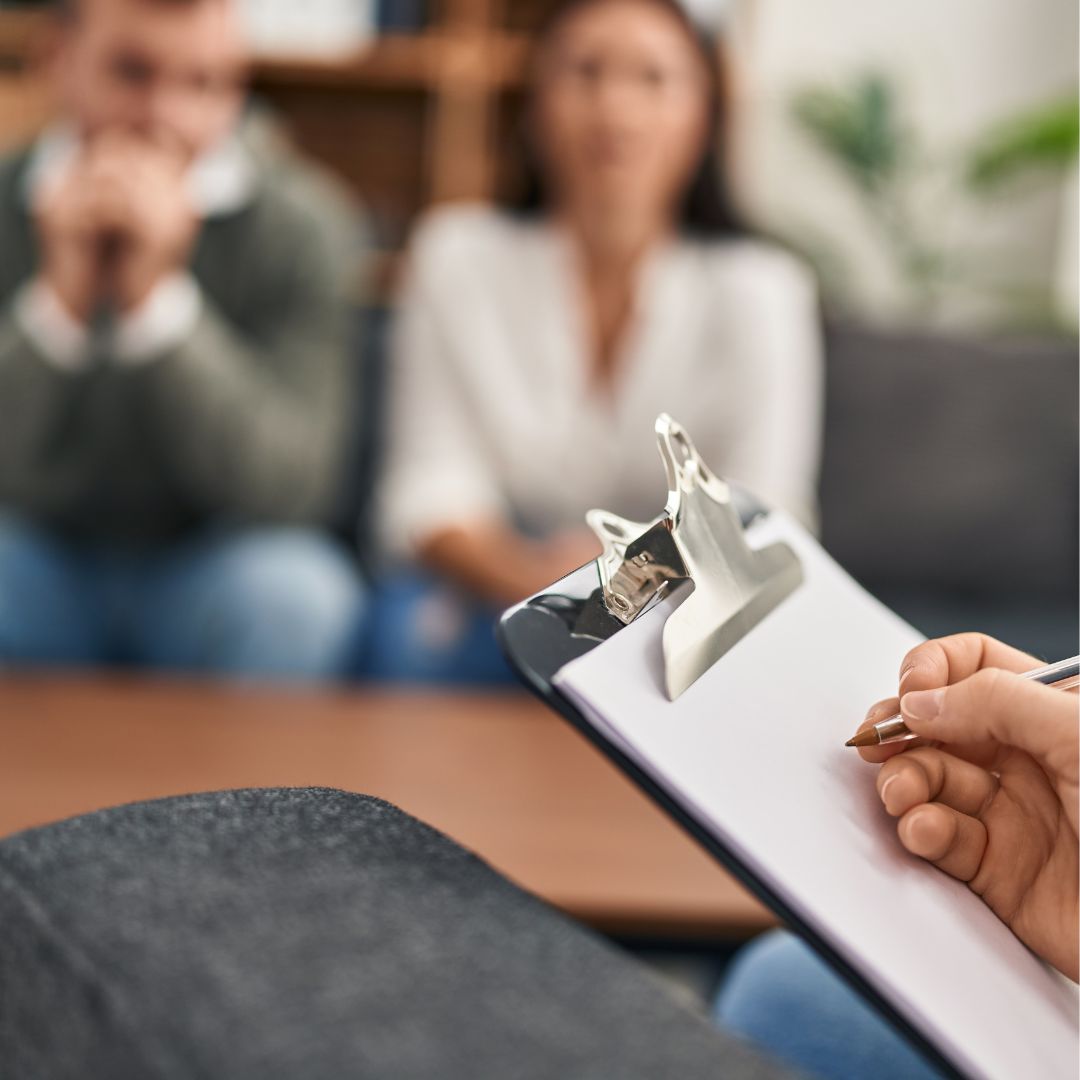 Pareja en consulta de terapia